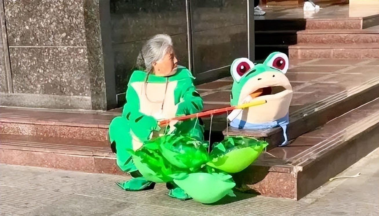 女城管踩烂“青蛙崽”，转身丢进垃圾桶，网友：有本事追北极鲶鱼