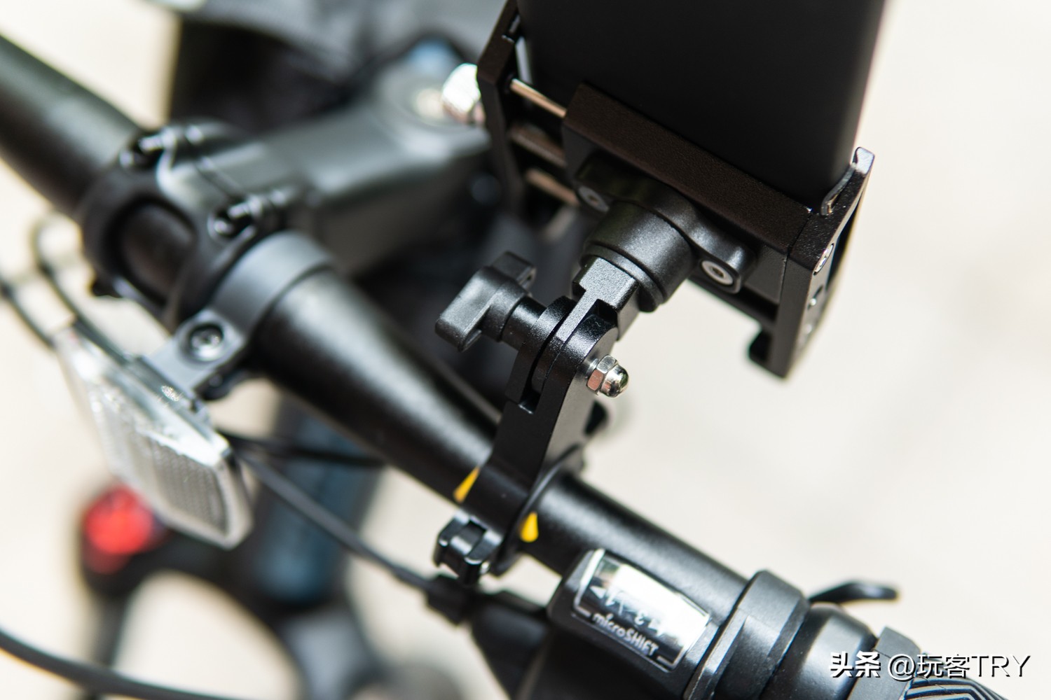 10样总价500元的新人骑行装备，包括头盔、德规车灯、智能手环