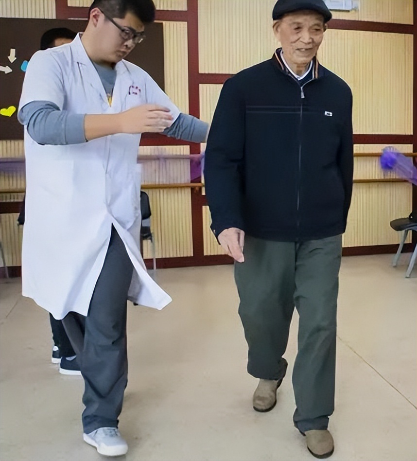 大脑开始“萎缩”时，身体一般会出现这4种反应，不妨仔细观察