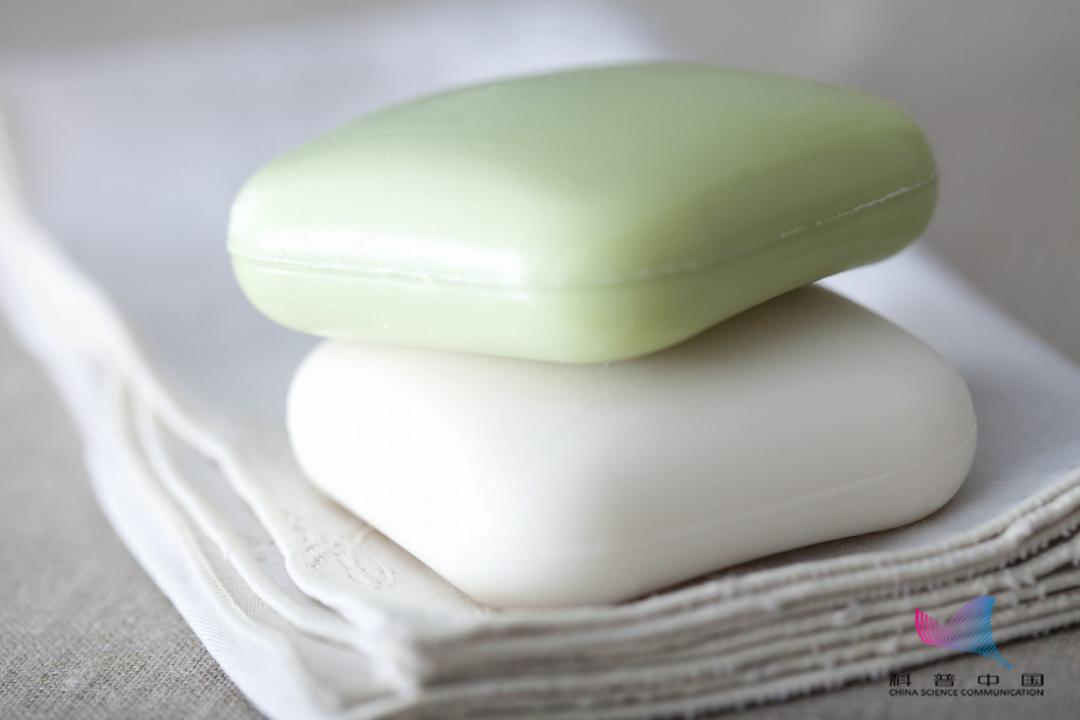 10岁女童被火碱烧伤,女孩玩火碱重度烧伤