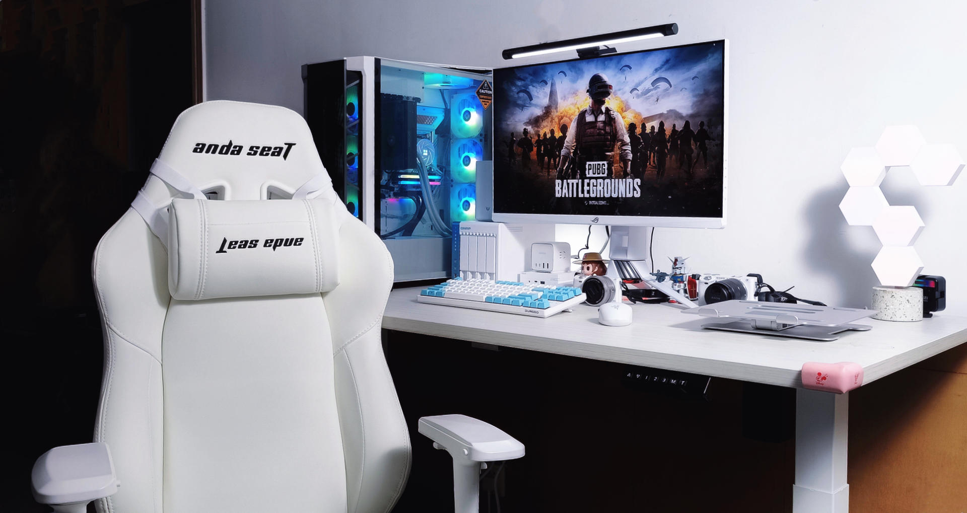 疫情期间居家找事做,耗资2W+打造纯白系居家办公桌面