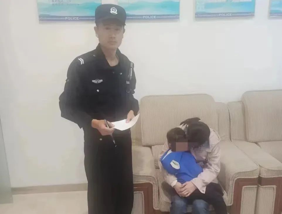 3岁男童走失民警帮其找家人,4岁男童走失警民联动找到家人