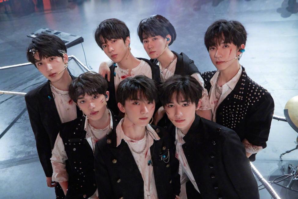 青少年应该如何正确看待偶像崇拜,应该制止学生的偶像崇拜行为吗