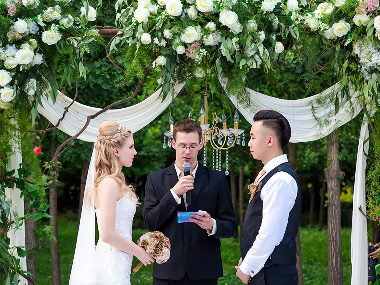 婚礼司仪费用一般多少,婚礼司仪主持费用