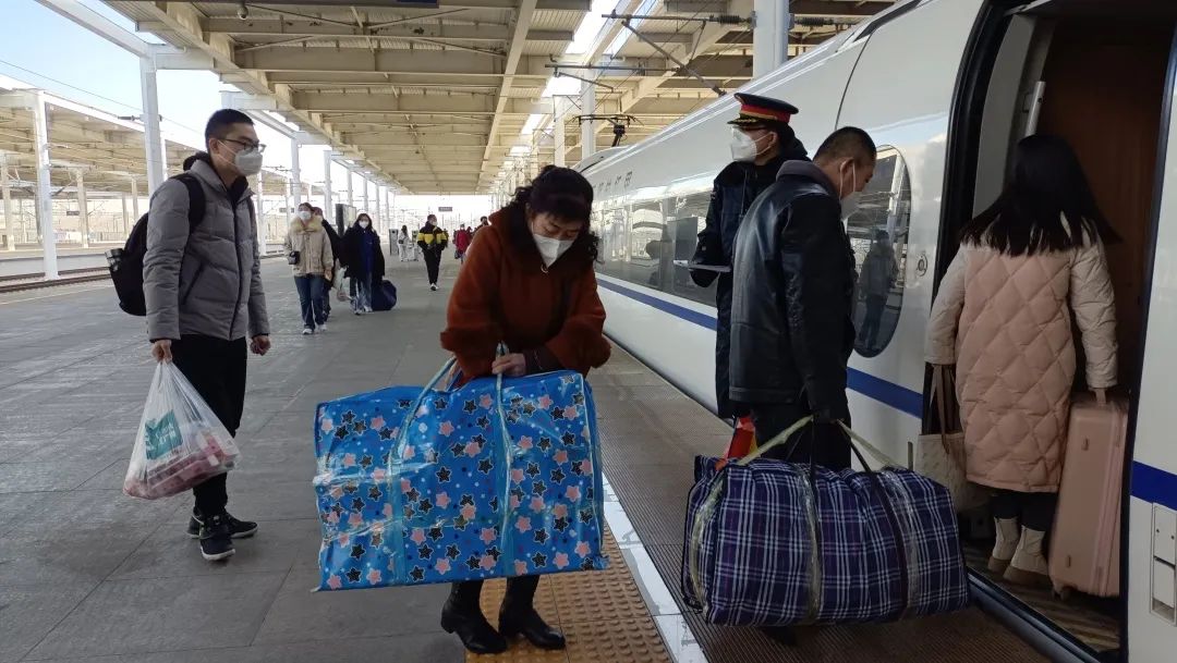 【新春走基层】春运首日，秦皇岛火车站人气满满