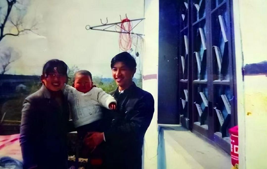 养父靠扛煤气罐把她培养成博士,养父扛煤气罐培养女博士全集