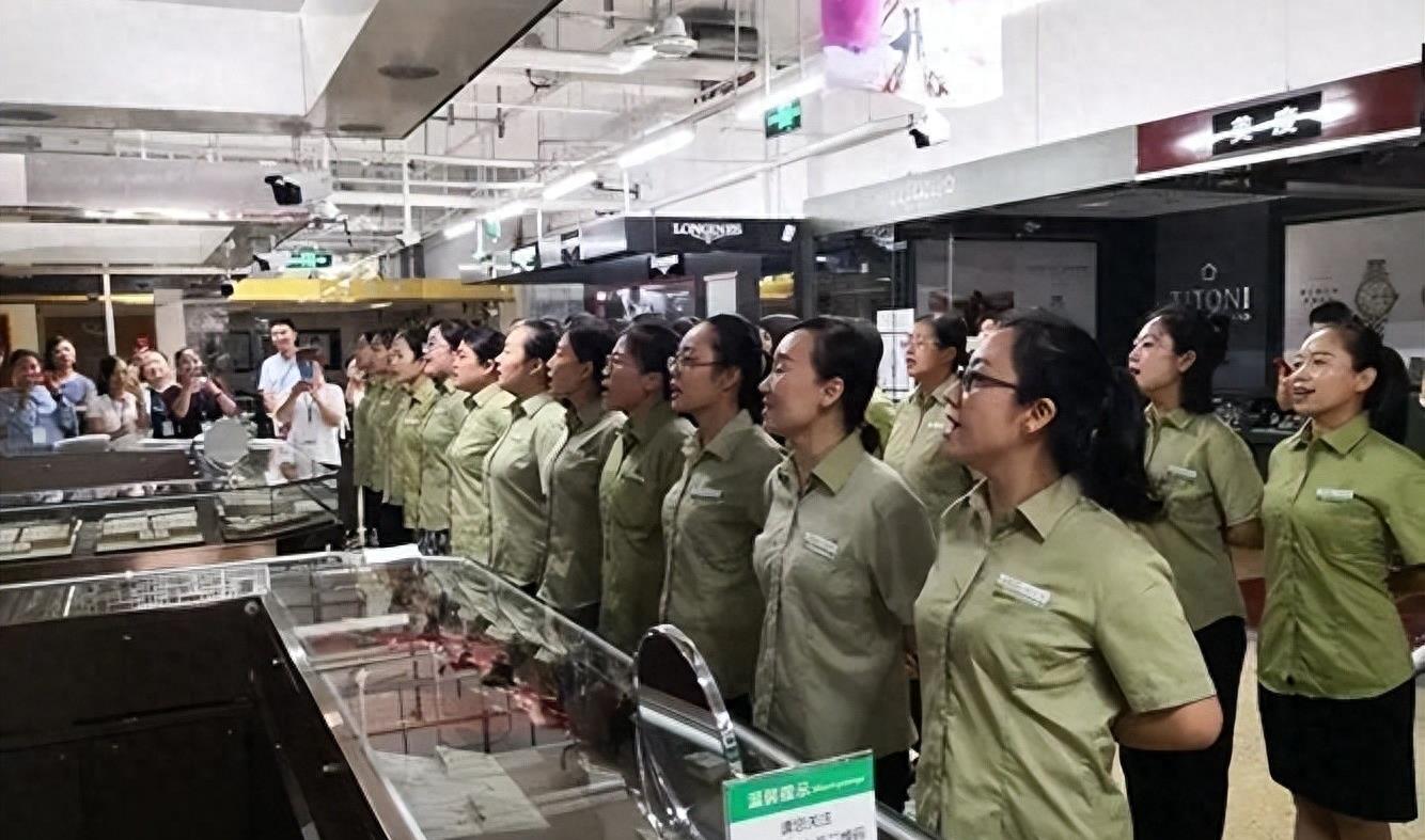 干尽傻事，却年入200亿！河北最“变态”超市，胖东来都服气