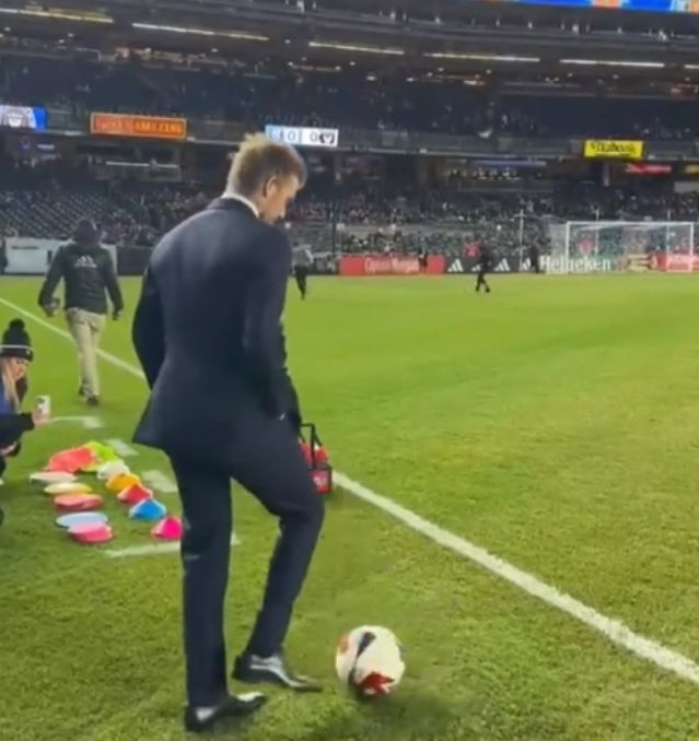 贝克汉姆穿西装踢足球照片,贝克汉姆无解一球