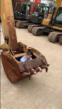 想穿这样的衣服还怕别人看见吗,穿这样的衣服出门真的不尴尬吗