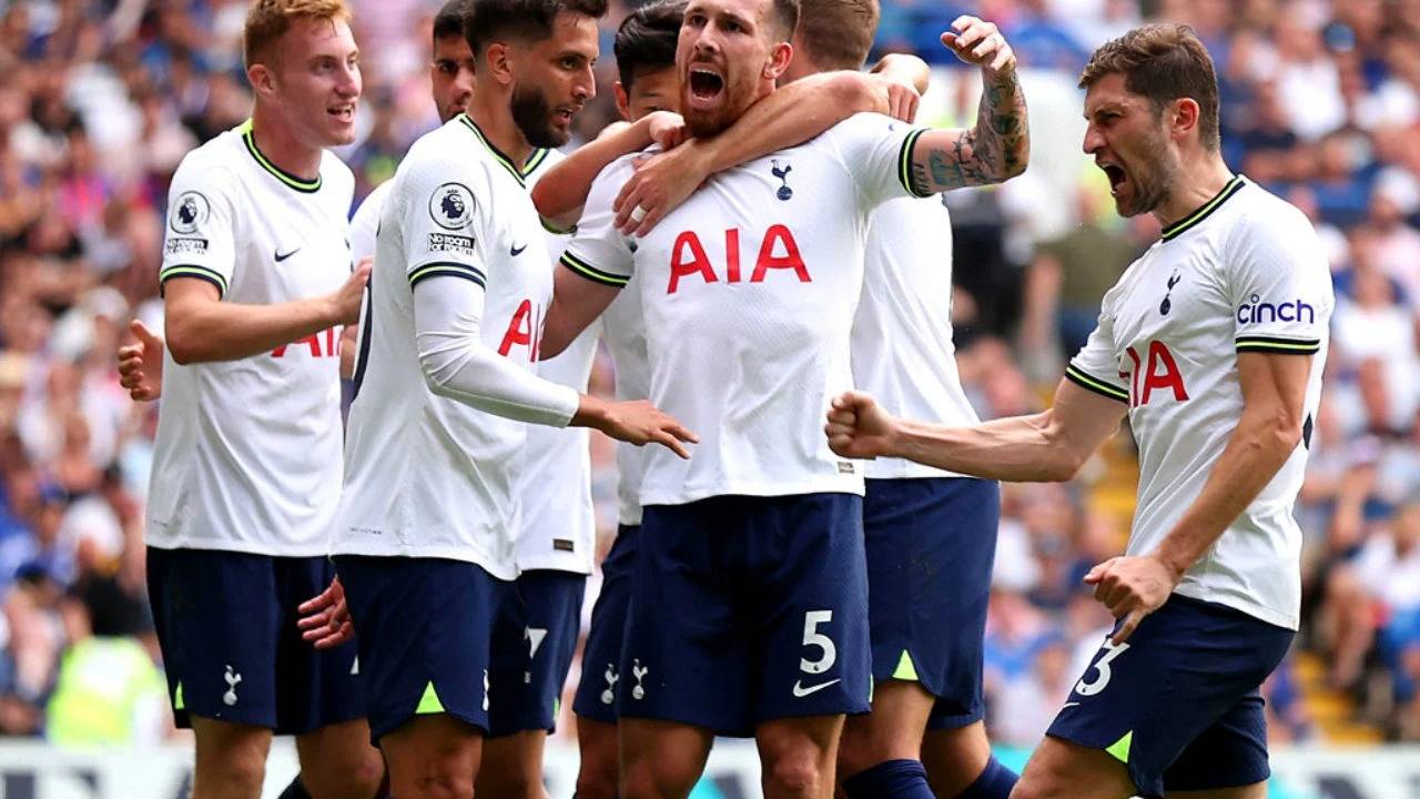 孔蒂临场指挥蓝军,足球锋线无力