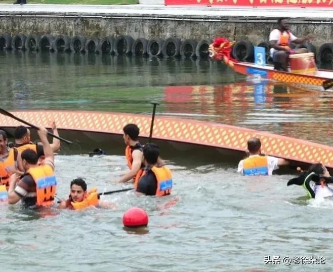 义乌老外龙舟比赛翻船搞笑瞬间,赛龙舟义乌稠江