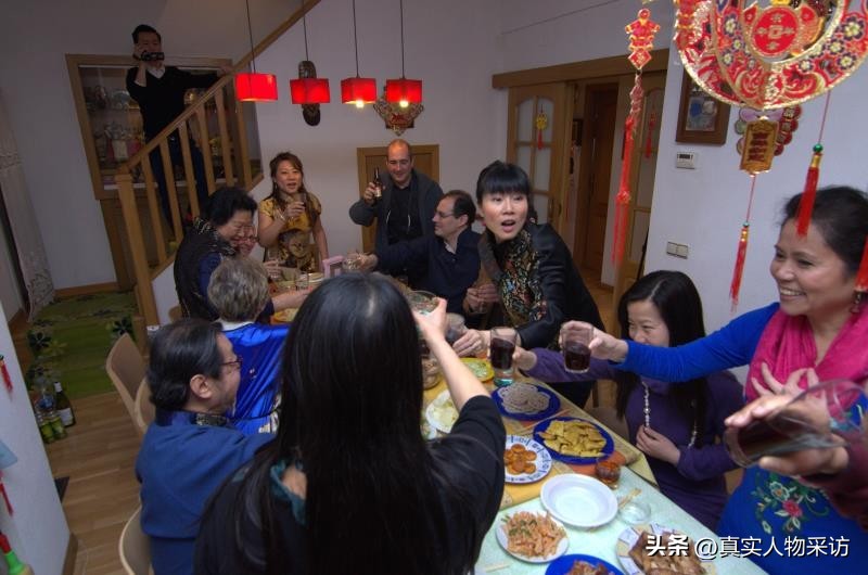 我身高1米57，50岁婚恋网相亲，被小5岁1米9西班牙大帅哥倒追