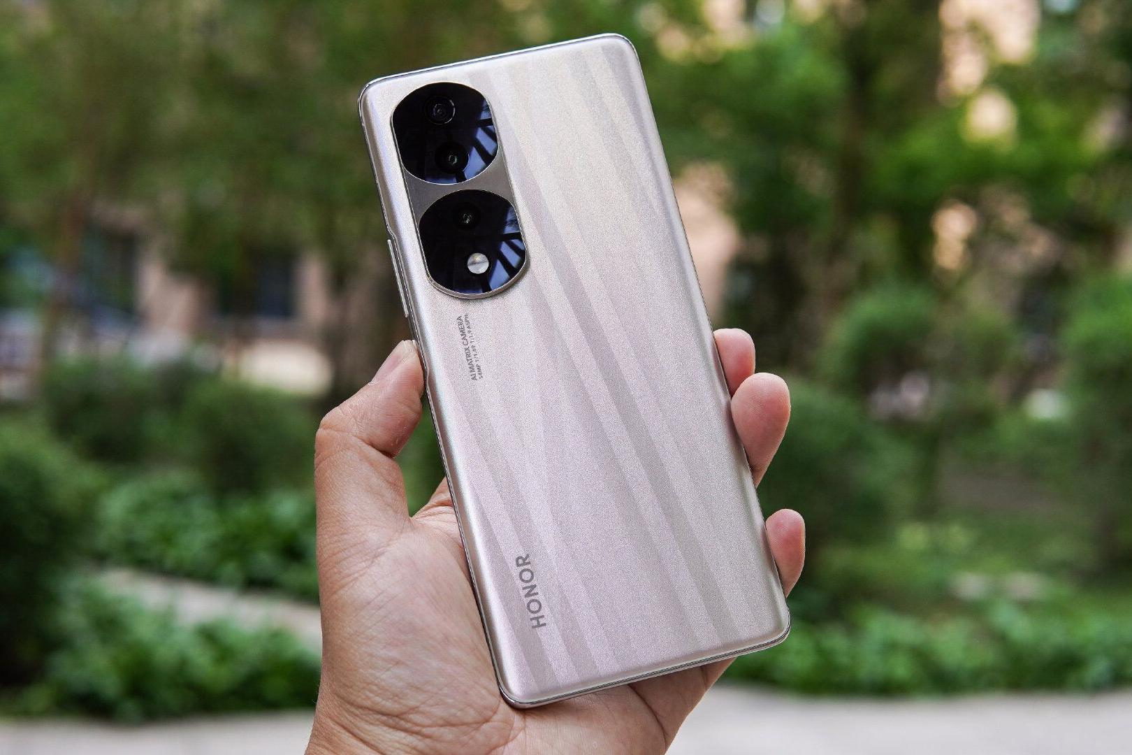 荣耀手机现在还值得买么,荣耀手机目前最值得入手