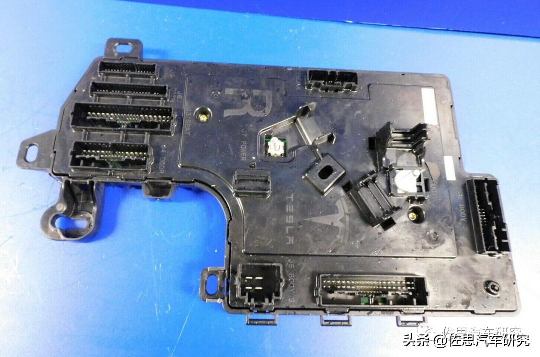 特斯拉控制器拆解,特斯拉整车控制器图片解析