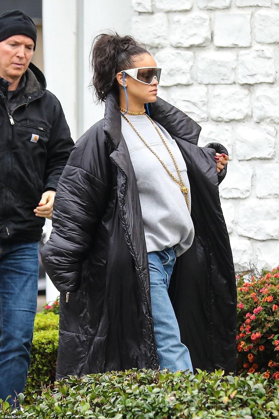 蕾哈娜挺孕肚现身奥斯卡红毯 (蕾哈娜孕肚新照)