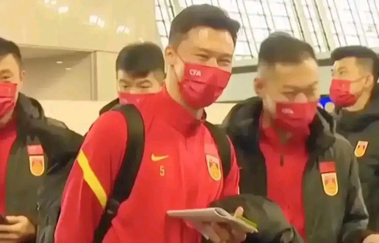 大猛料！媒体人曝男足输越南有猫腻，公开质疑有人可能踢假球