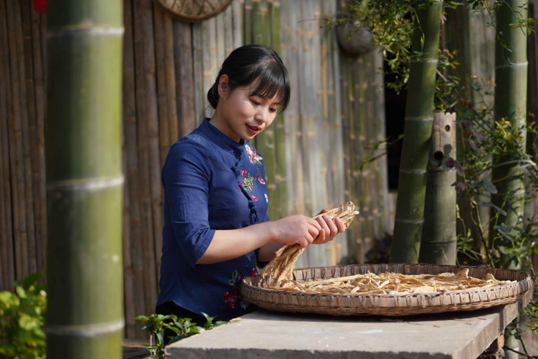 论一个川妹子有多会做菜？泸州妹子吴秋月，用小萝卜干带动大产业