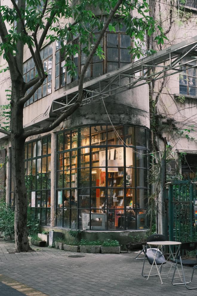 佛山70后老板打造300平书店弧形落地窗美翻了