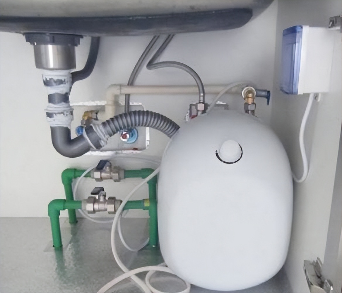 家里有小厨宝即热式好还是储水式,新安装小厨宝热水器出热水量少