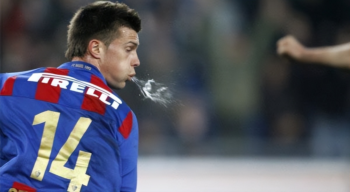 球员随地吐痰,球员为什么在球场上吐痰