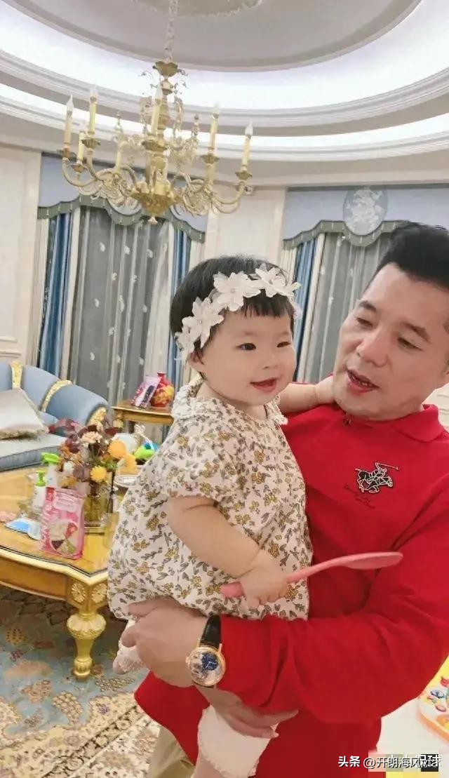伊尔康二儿子订婚现场：新娘肚子胀得像孕妇，婆婆照耀着新娘！