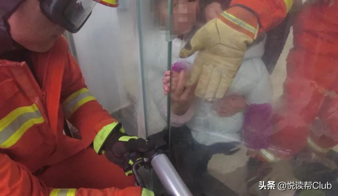 儿童手被玻璃门咬住了,三岁女童被玻璃门夹手消防救援