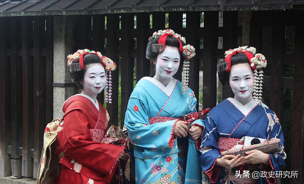 每年创收700亿美元，AV电影风靡全球，日本色情业为何如此发达？