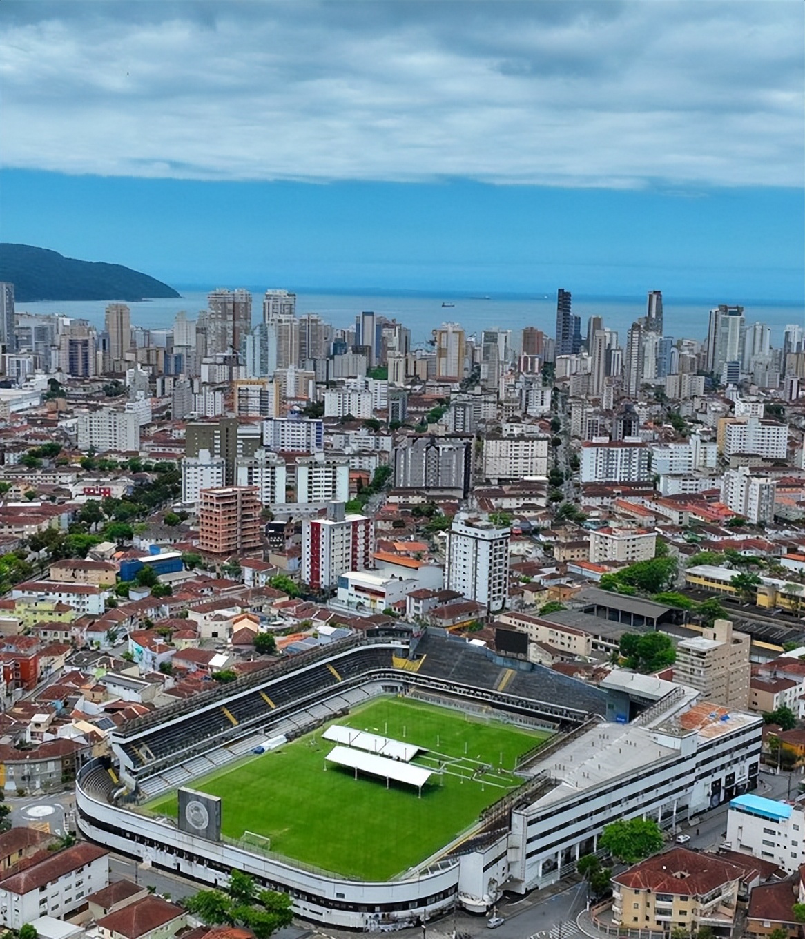 球王贝利是火葬还是土葬,球王贝利遗孀领奖