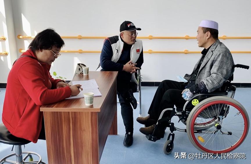 在轮椅上跳舞的人,坐在轮椅上的奔跑者