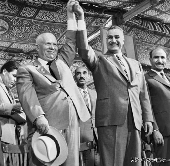 黑人留学生疯狂“*艳猎**”苏联女郎，遭苏联青年狂揍，引发黑人运动