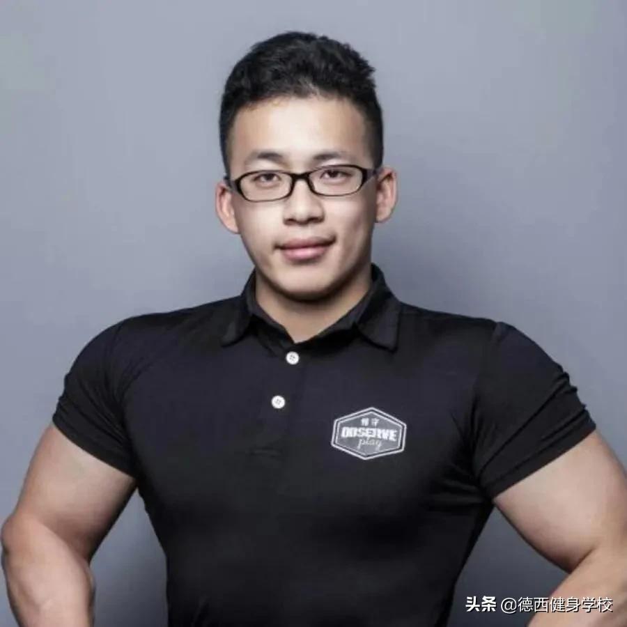 健身5年，他从“骨瘦如柴”到肌肉型男，身材事业双丰收