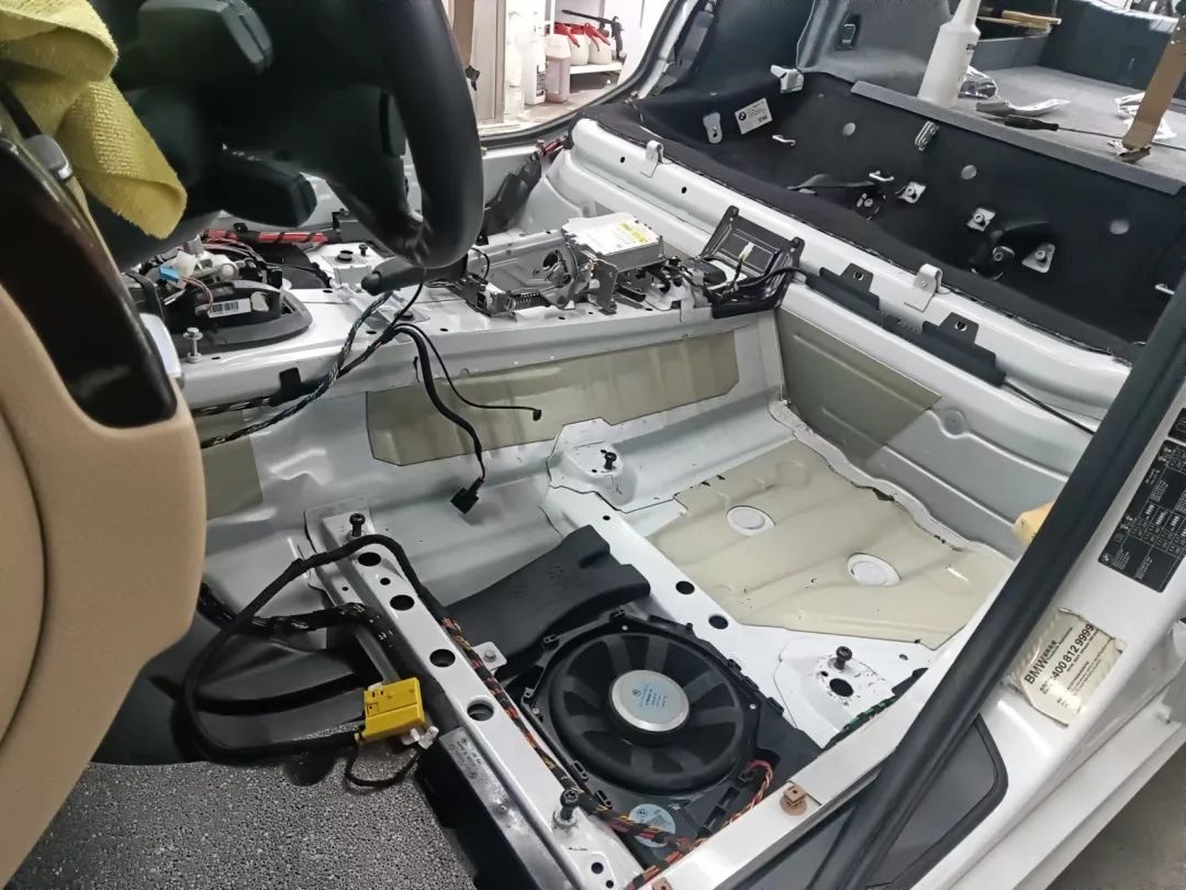 破烂不堪的废旧车变成新车的视频,宝马e90325i