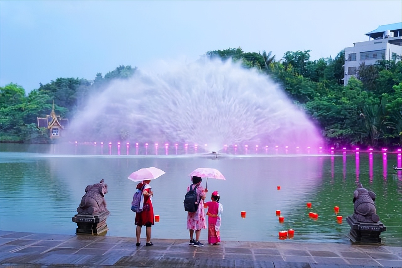 云南西双版纳曼听公园有泰国韵味,西双版纳曼听傣族村寨风景