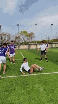 “姑娘，你知道衣服上的字是什么意思吗？”哈哈哈自信的姑娘最美