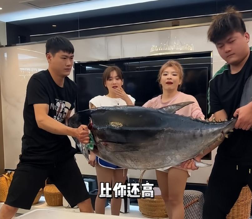 拿海鲜喂鸡、20秒36万进账，网红这一职业，真就“钱”途无量？