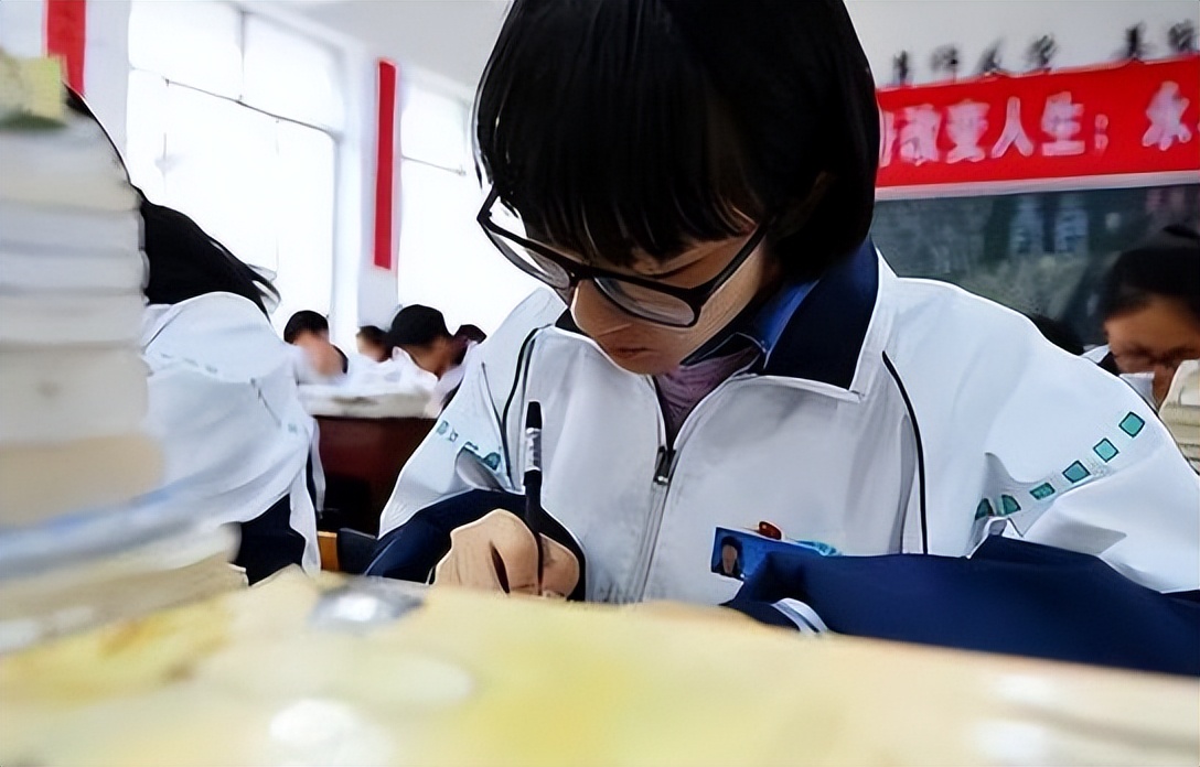 女生学计算机哪个专业简单好就业,女生报考计算机类的哪个专业较好