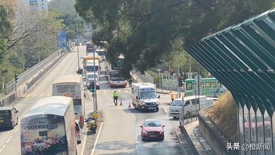 香港青衣电单车专线小巴相撞，铁骑士昏迷送院抢救不治