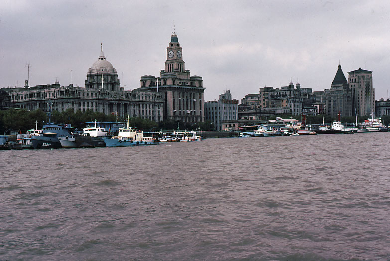 八十年代的上海老照片,踩在东海沿岸闪耀着无与伦比的繁荣骄傲