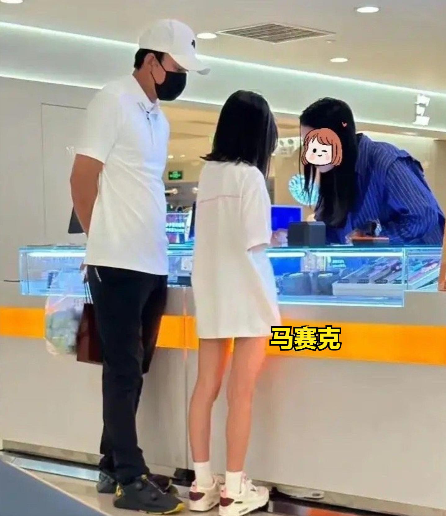 贾乃亮晒与女儿甜馨同框背影图,贾乃亮独自带娃逛街庆生9岁甜馨