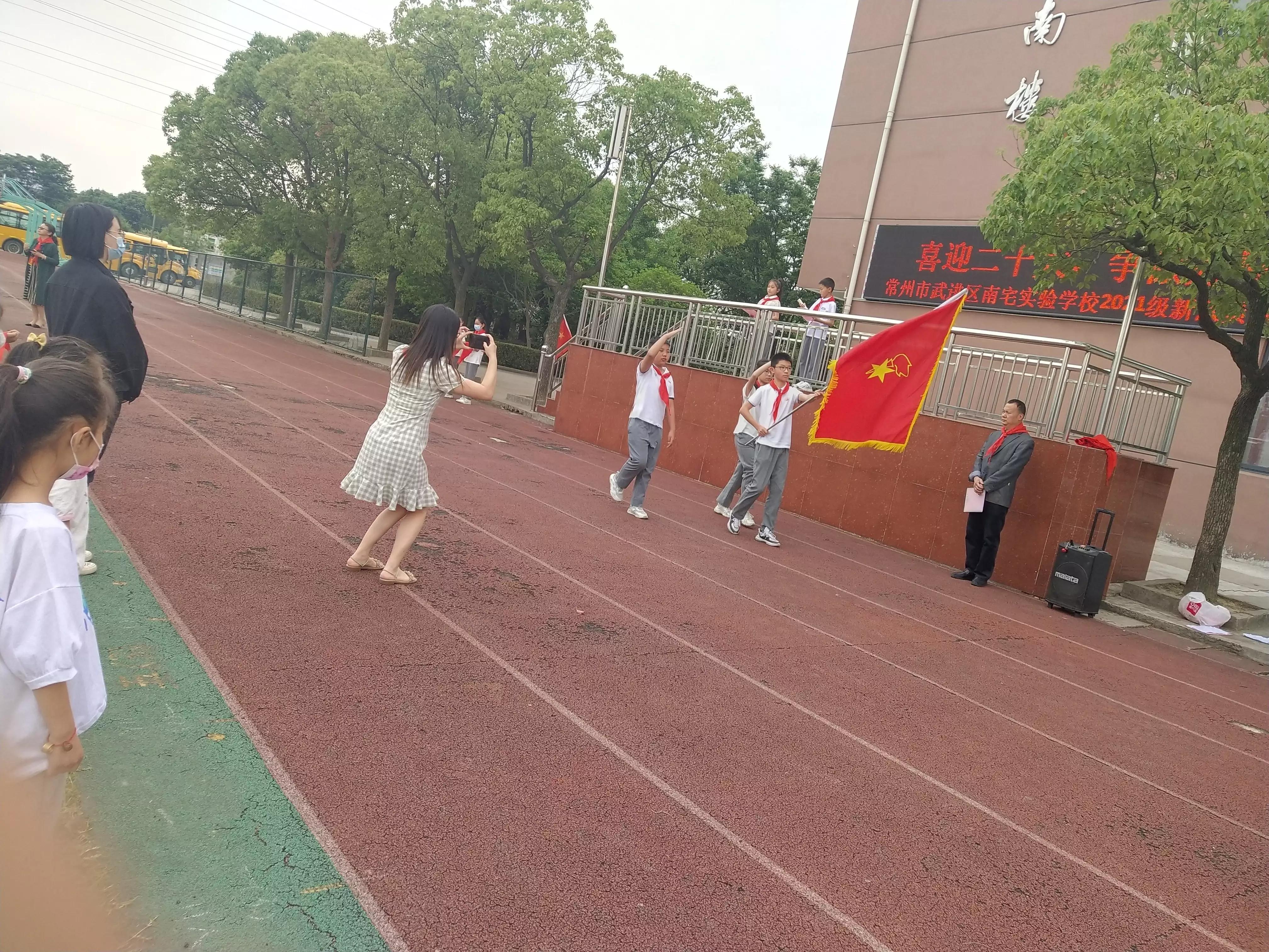 我要成为少先队员绘画,怎样才能成为少先队员