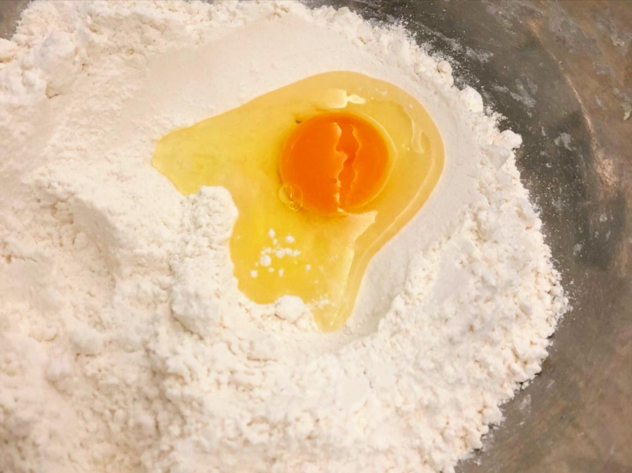 炸油条怎么和面才酥脆好吃,为什么外面卖的油条又软又蓬松