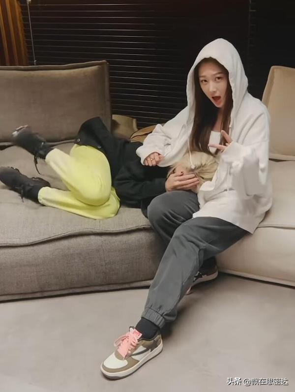 盘点韩国明星穿衣搭配,2011年韩国明星穿搭