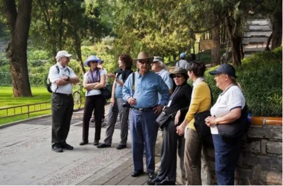 你以为国内大量的外国游客，都是来旅游的？实际目的则是来寻酒