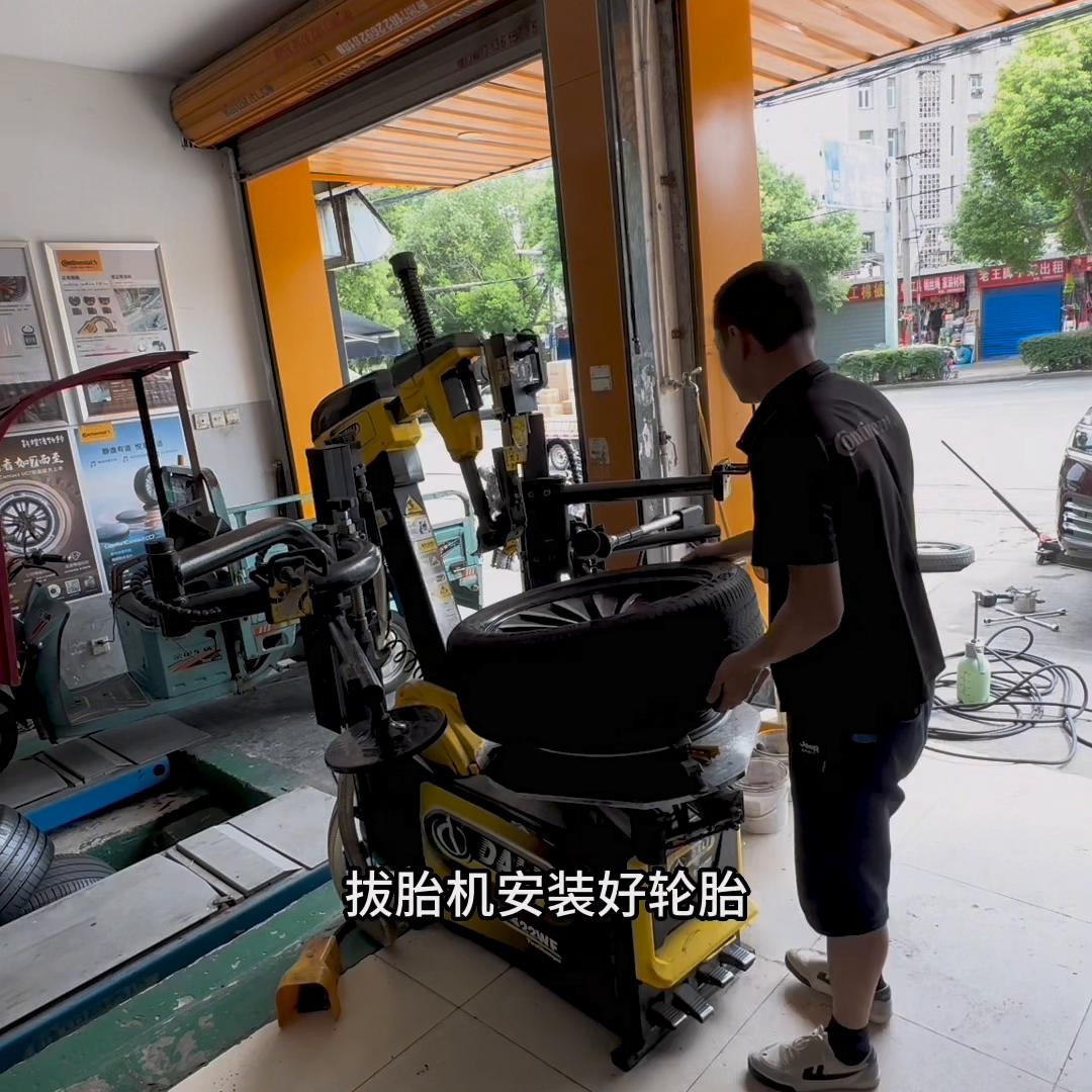 威然如何更换备胎,大众威然前轮换胎