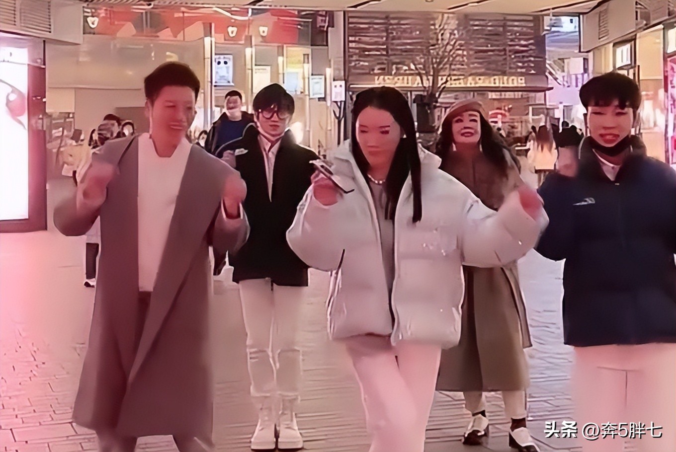 张兰带团队逛三里屯服装店，10万以下随便挑，还请吃麻六记