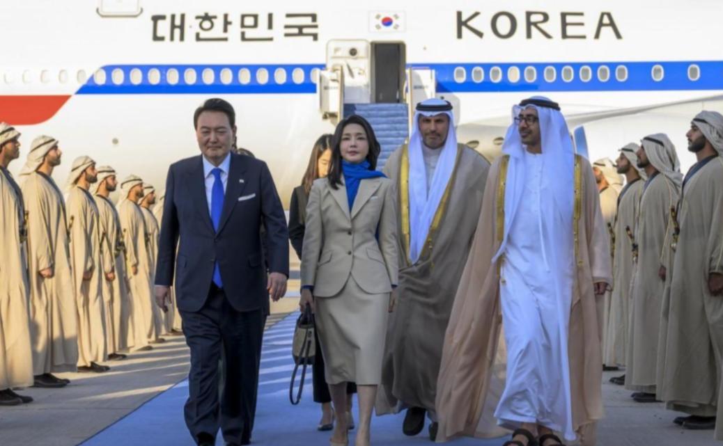 韩国第一夫人黄色裙子配黑西装,韩国第一夫人粉色穿搭