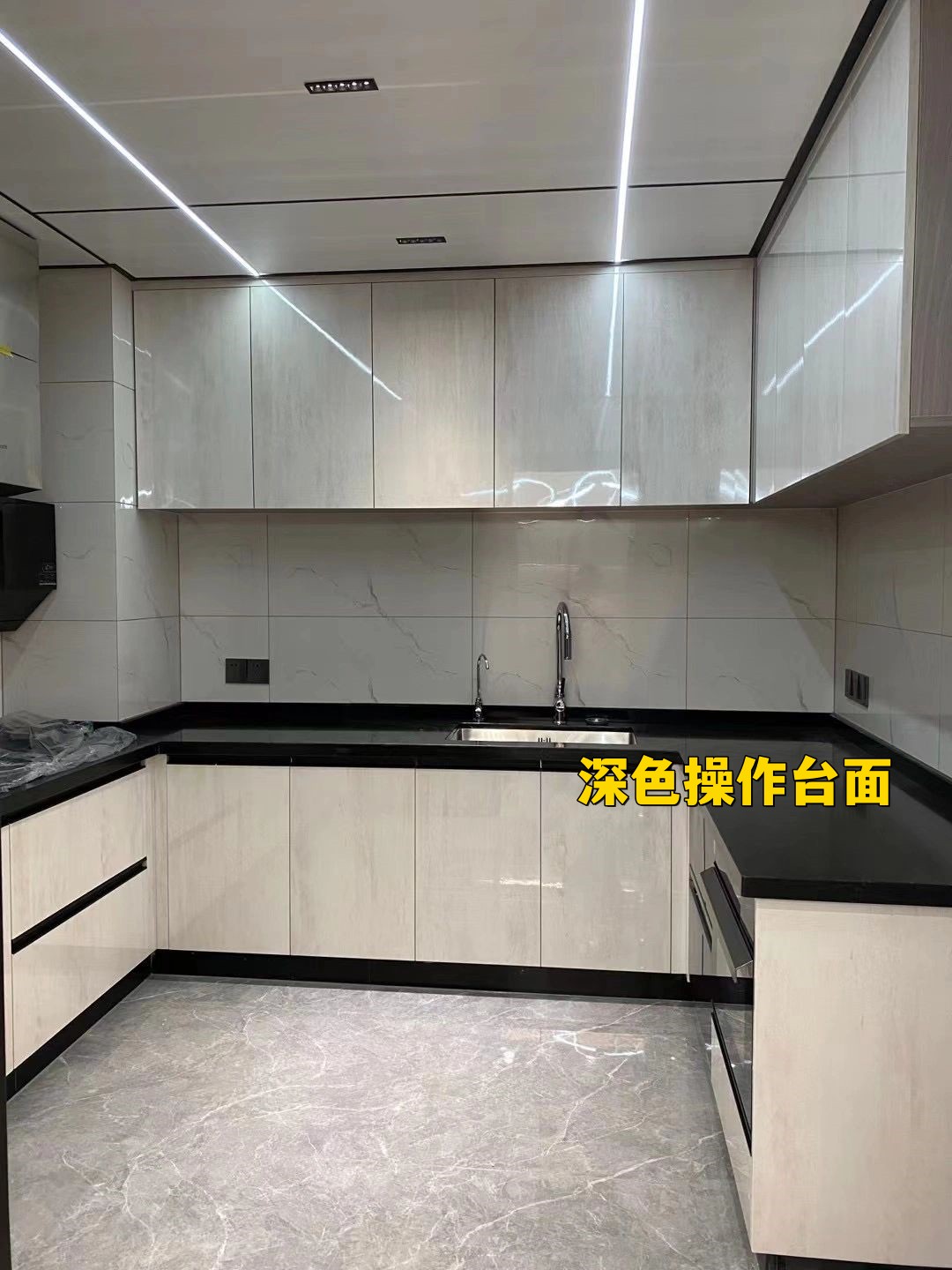 石英石台面是目前橱柜最常用的,橱柜台面石英石选购注意事项