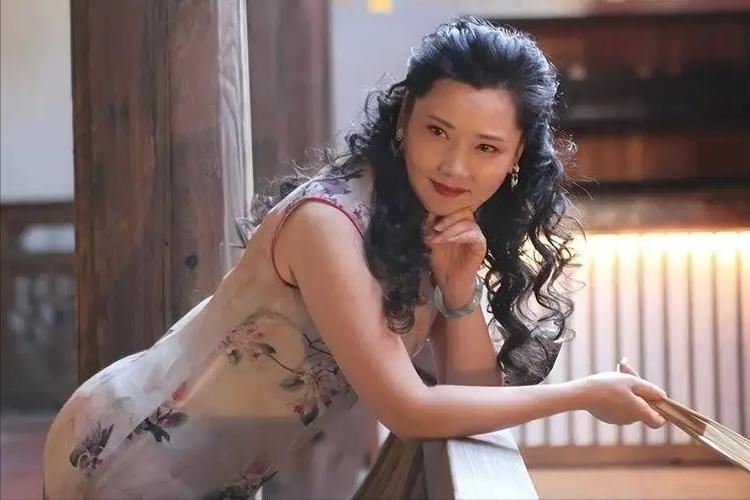 何赛飞与妹妹同台十年演夫妻,何赛飞嫁给老公的原因