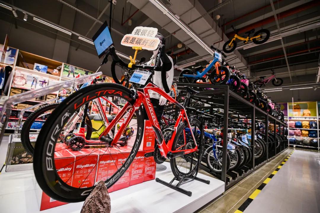 它造了个零售新物种，新品牌抢着入驻