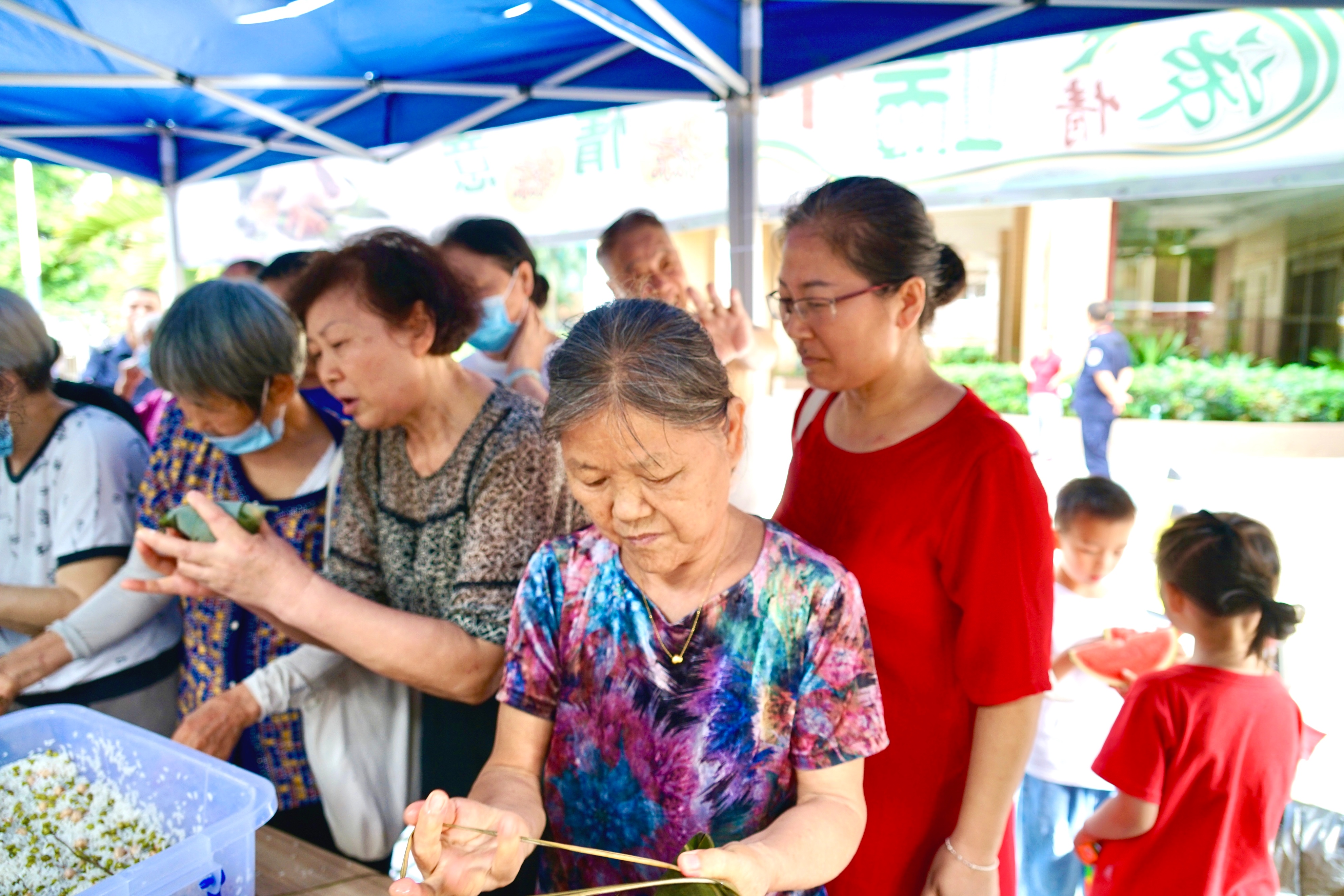 庆祝端午节的包粽子活动图片,开展庆端午包粽子活动